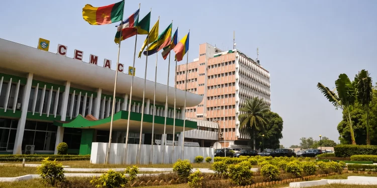 Privée de ressources, la CEMAC à l’arrêt : refonder les institutions africaines ?
